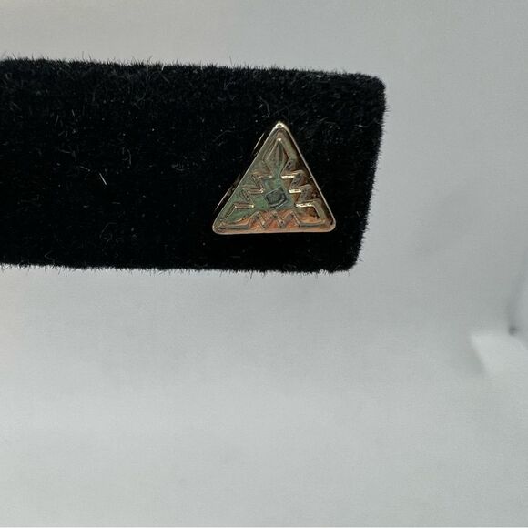 🍭4/$20 Gold tone textured pyramid small post earring - Picture 3 of 4